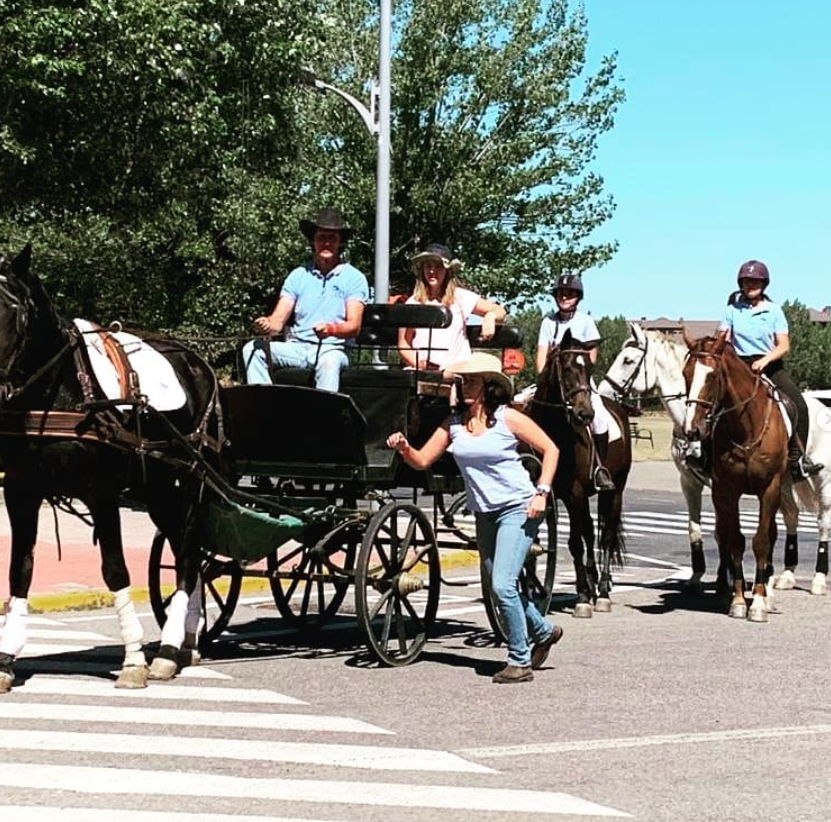 Grupo celebrando un evento a caballo en Yeguada Riaza
